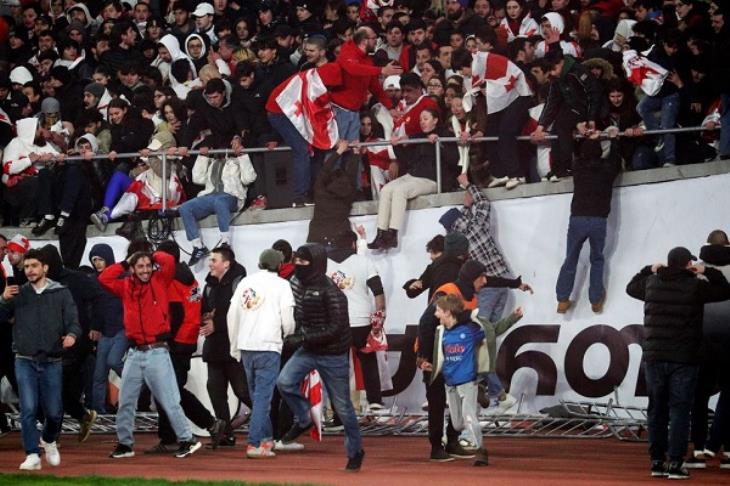 احتفالا بالتأهل التاريخي إلى يورو 2024.. جماهير جورجيا تقتحم الملعب (فيديو)